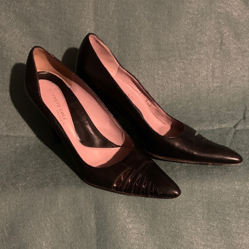 Kenneth Cole New York Black Pointed Toe Leather Pumps with Subtle Vamp Detail